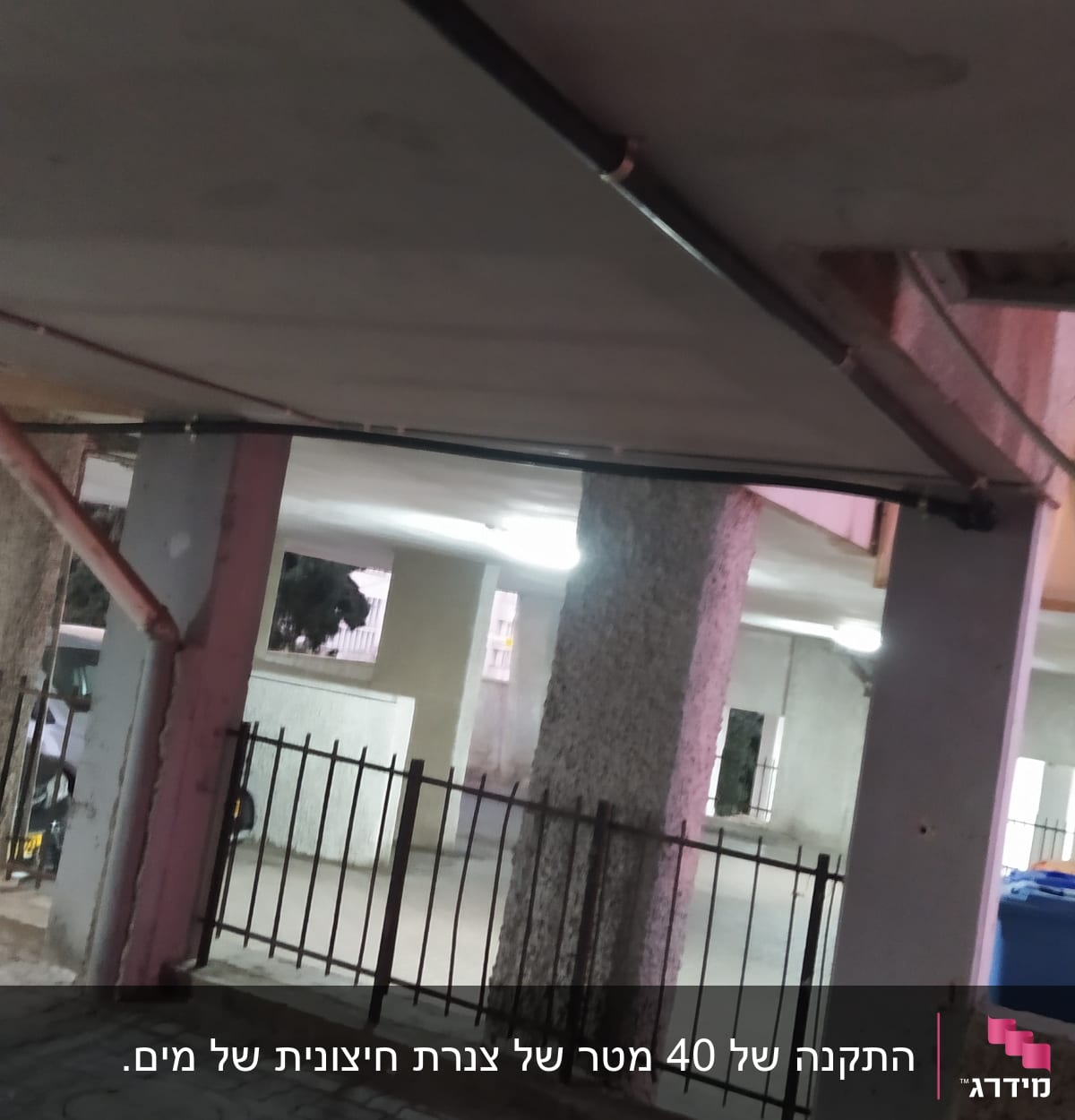 צינור שחור תלוי בתקרה עם תפסנים